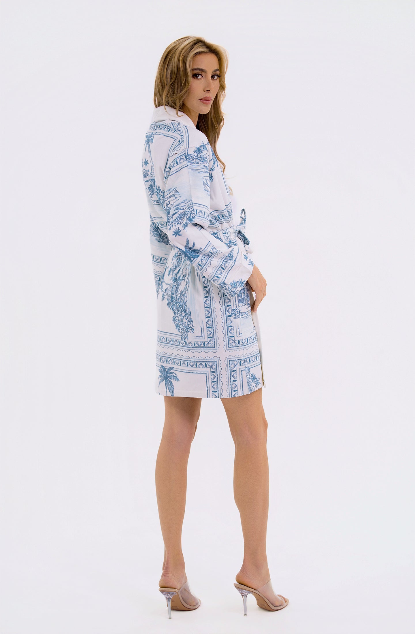 Bungalow Blue Short Robe | Luxury Tropical Toile Resort Robe