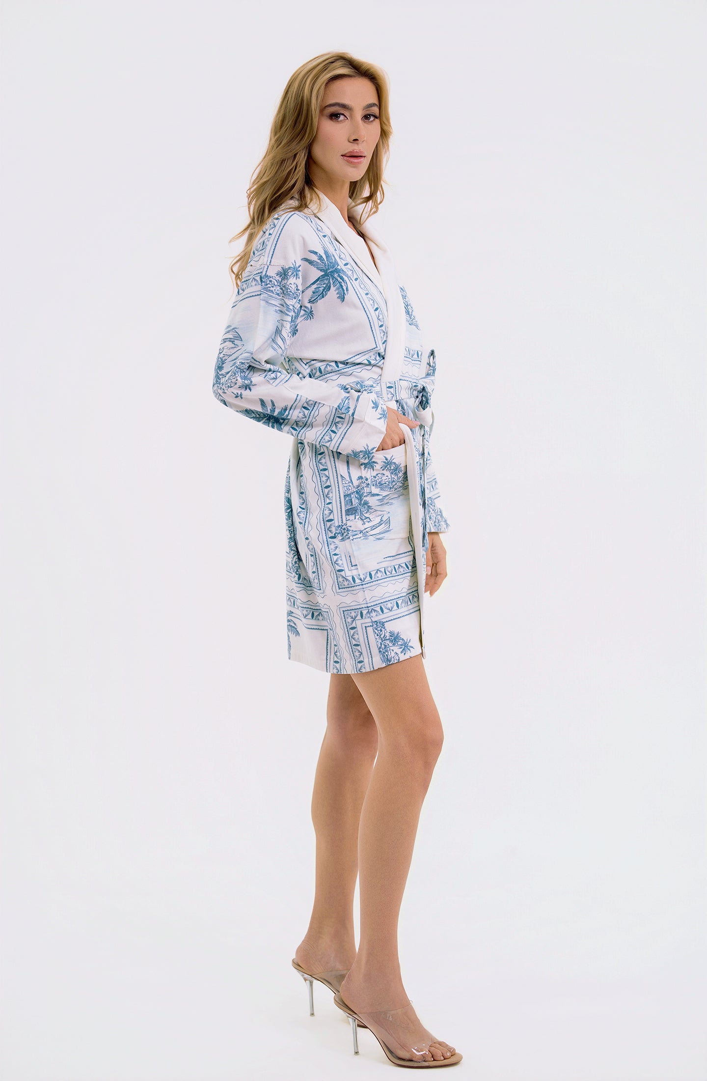Bungalow Blue Short Robe | Luxury Tropical Toile Resort Robe